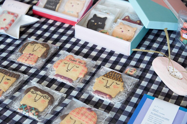 店内の平台に並んだ「カオクッキー」。お気に入りを選ぶのも楽しい。