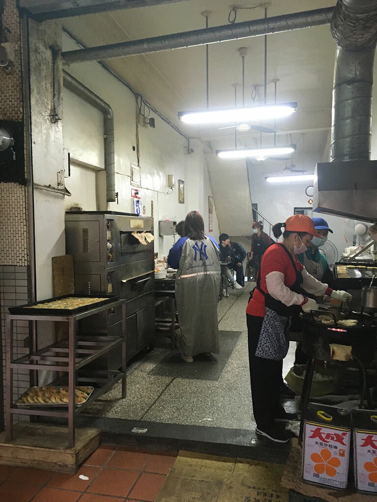 キッチンが店頭にある、台湾らしいスタイル。