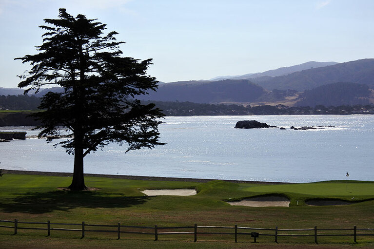 ザ・ロッジのテラスから望む、ペブルビーチ・ゴルフリンクスの18番ホール。