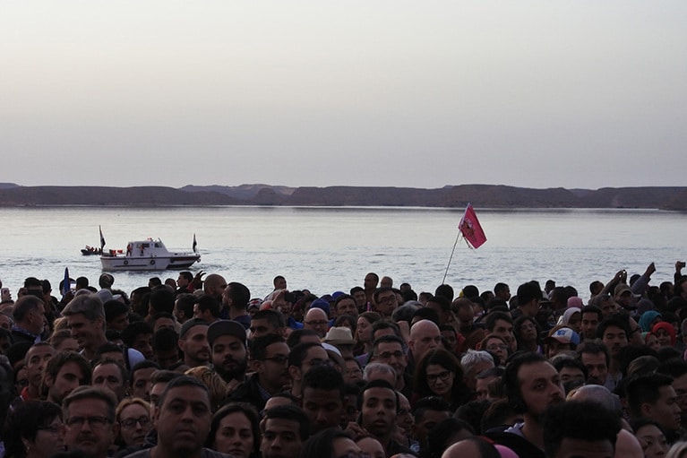 最初の一筋の朝日に照らし出される大神殿を見ようと、皆待ち構える。