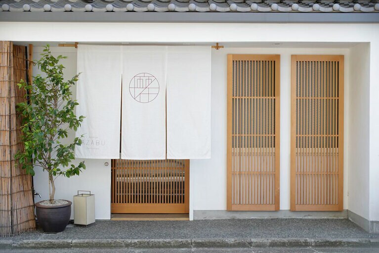 白い暖簾が印象的な、客室数5室のオーベルジュ。