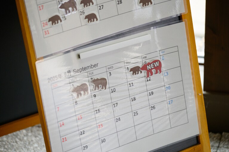 知床五湖フィールドハウス内には、ヒグマの目撃日がひと目でわかるように記されていた。カレンダーに並ぶクマの出現を示すシールを見て、ここにどれほど多くのヒグマが生育しているかを改めて思い知る。