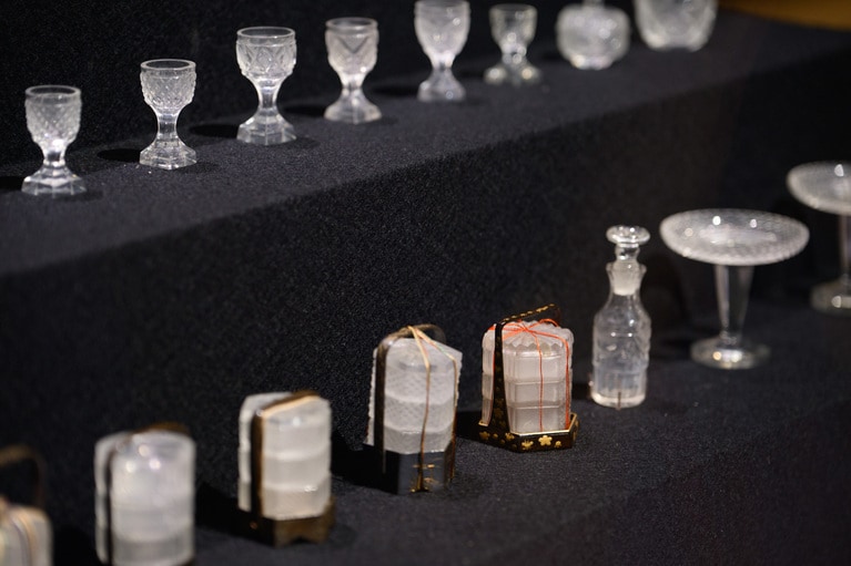 特別展「江戸☆大奥」会場写真。『薩摩切子雛道具』（部分） 天璋院（篤姫）所用 江戸時代19世紀 東京・公益財団法人 徳川記念財団蔵　撮影：平松市聖