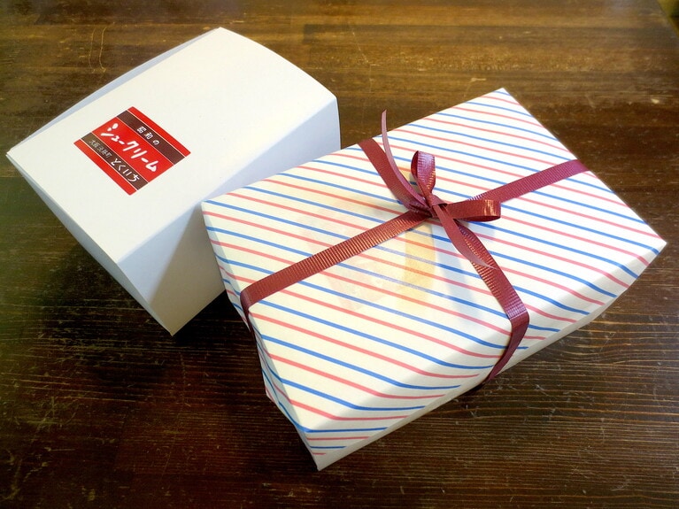 掛け髪をして紐でリボン結びに。この姿も昭和っぽい。