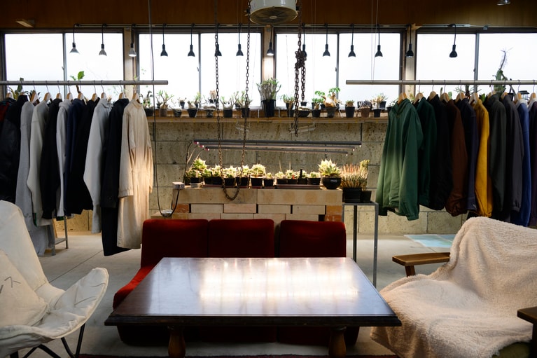 木造建築の温もりある空間に、刺しゅうを施したウェアがずらり。