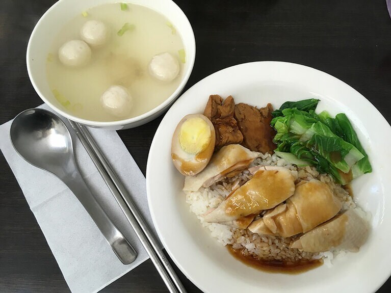 CREAの台湾特集で未掲載の鶏肉飯を試食。紹介しなかったのが残念なほど美味。