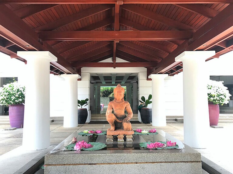 レストランやスパ、ジムなどのあるメイン棟のエントランス。