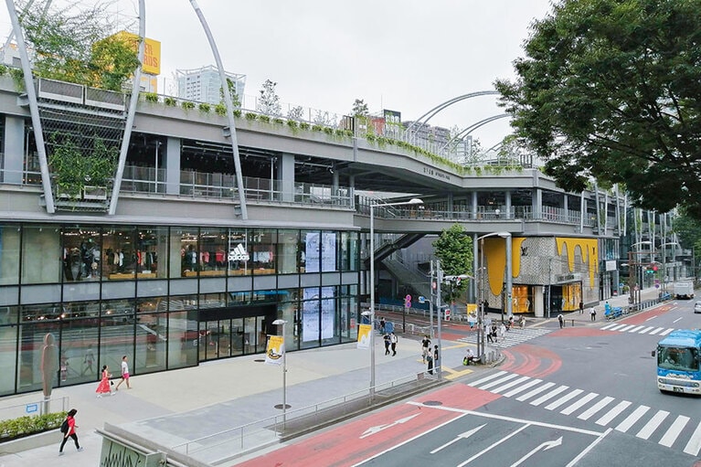 MIYASHITA PARK。1～3階には、ルイ・ヴィトンやグッチなどのハイブランドから、最旬スイーツを扱う飲食店まで約90ショップが入る。