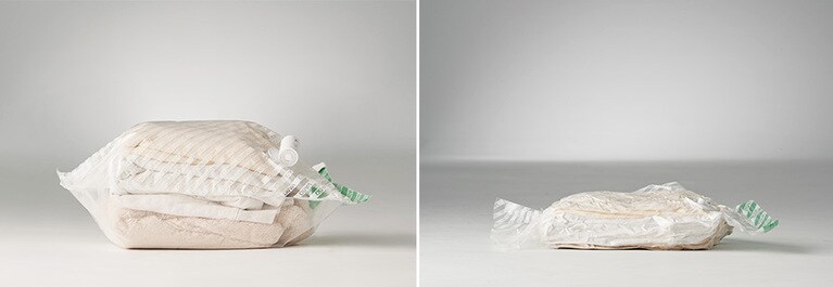 専用の袋に衣類などを入れて本体を装着し、電源ボタンを押して圧縮。