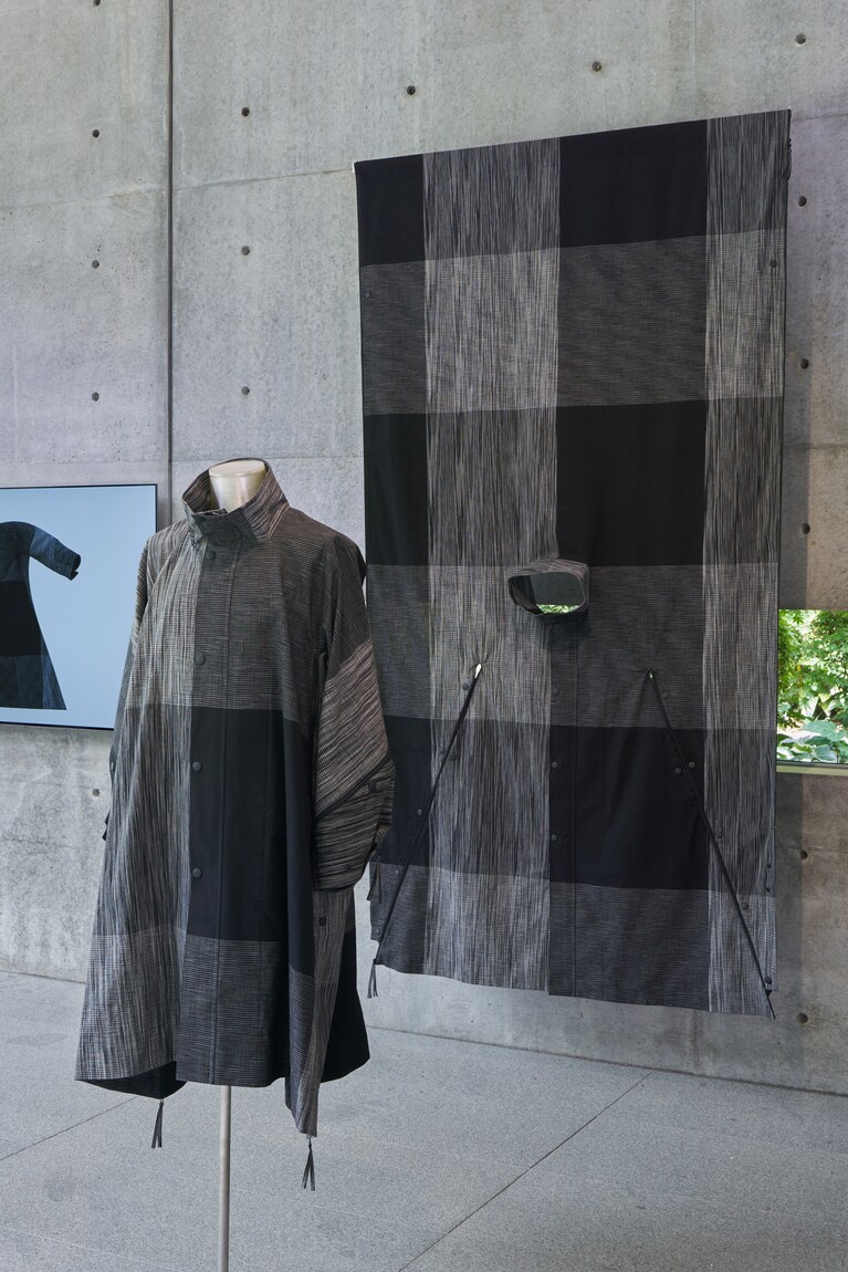不均一な濃淡を表現できる織りの技術を使い、大胆な柄を表現したグラフィカルなコート。© ISSEY MIYAKE INC. Photo:Masaya Yoshimura(Copist)