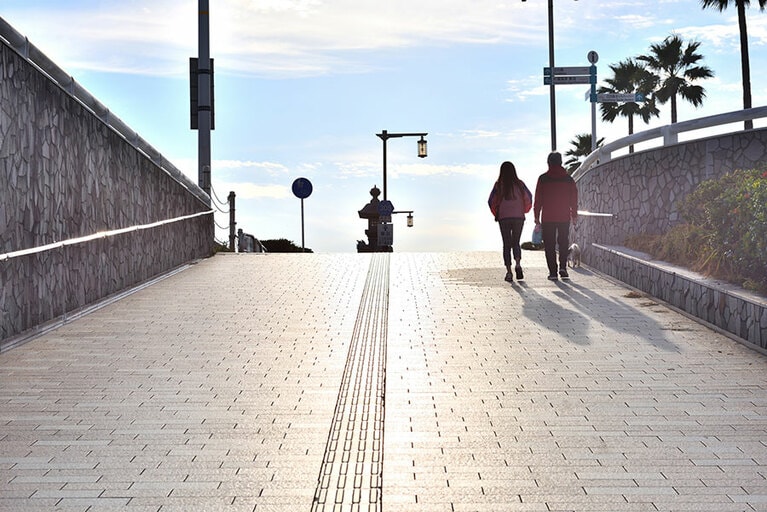 朝の散歩に出かける前に一杯の白湯を／写真提供　アフロ