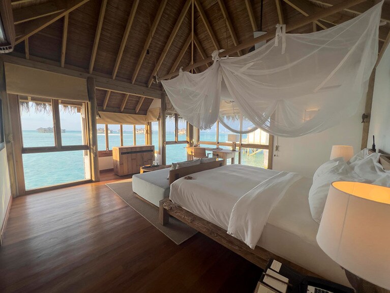 ヴィラスイートのベッドルーム。テレビは、必要なときだけ窓際のチェストから電動で現れる。