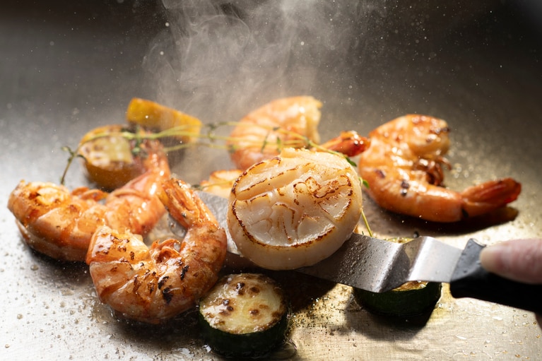 ふっくら香ばしく焼き上げた海鮮プランチャ（鉄板焼）。