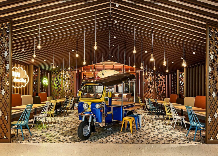 入口にはタイを象徴するトゥクトゥクが飾られ、店内に一歩足を踏み入れるとタイらしい色鮮やかなインテリアやスパイスの香りが漂う、タイ料理レストラン「スアンブア」。