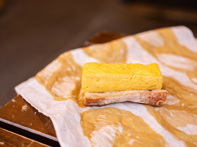 甘めの玉子焼きをそのままバゲットへON！　味はまるでフレンチトースト。