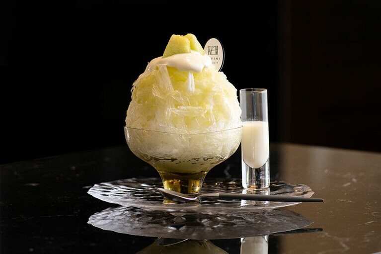 「メロン」は、ラベンダーが香るミルクシロップを添えて。スガハラガラス製の器も涼やかで美しい！ 1,320円。