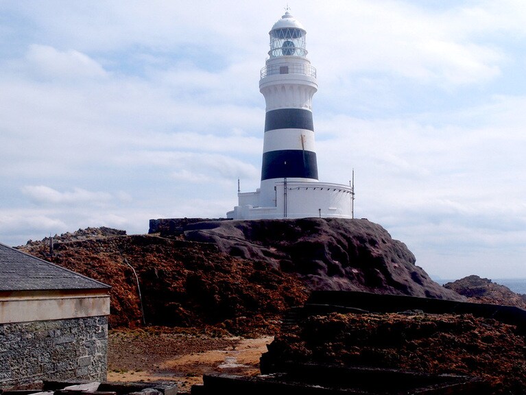 神子元島灯台は日本最古の石造りの灯台。日本の黎明期に明かりをともした存在です。