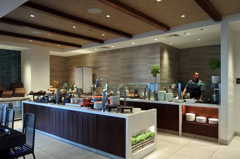 飲食の充実度が評判のロングボード クラブ ラウンジ。