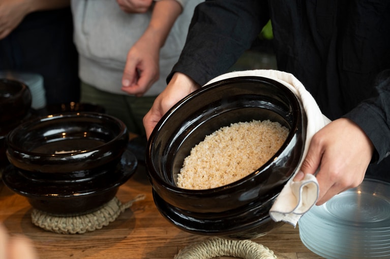 炊き上がりにはカニ穴がしっかり。