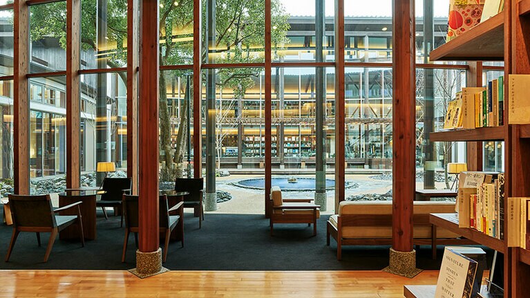 カーブドッチヴィネスパ［新潟／角田山温泉］ブックラウンジ。