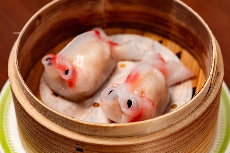 「手作り 金魚蒸し餃子」2個800円。終日提供。