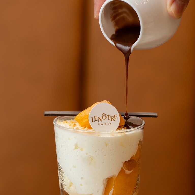 パッションフルーツの酸味を加えたチョコソース。