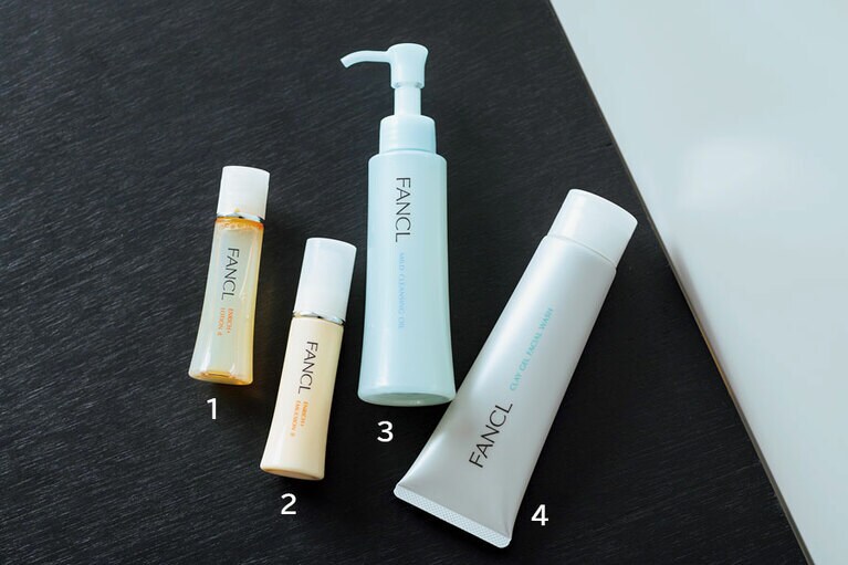 1：シワを改善し、ふっくらハリに満ちた肌に。エンリッチプラス 化粧液 30mL 1,870円 2：肌にストレスをかけない無添加処方でエイジングケア。エンリッチプラス 乳液 30mL 1,870円 3：熟成ホップエキスが角質をふやかし、頑固な角栓もこすらず落とす。マイルドクレンジングオイル 120mL 1,870円 4：肌への優しさと毛穴ケアの両立を叶えた逸品。泥ジェル洗願 120g 1,320円／すべてファンケル