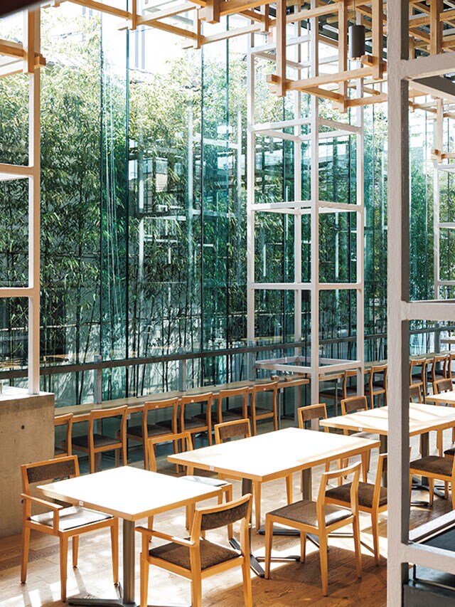 電源付きカウンター席もあるラウンジはワーケーションに。（アマネク イン別府　大分）