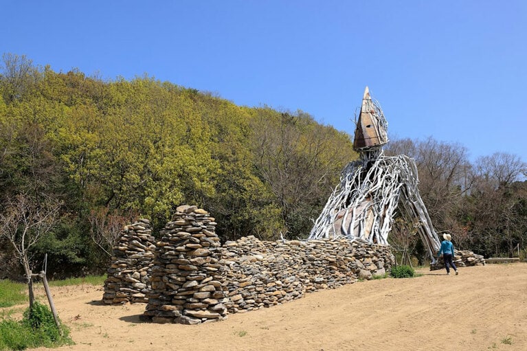 伊東敏光＋広島市立大学芸術学部有志「ダイダラウルトラボウ」Photo：KIOKU Keizo