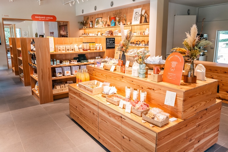 「エマズ フード＆グロッサリー」の店内。食べ物を中心に高品質のアイテムがそろいます。