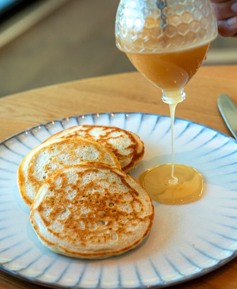 敷地内でとれたハチミツでパンケーキを。