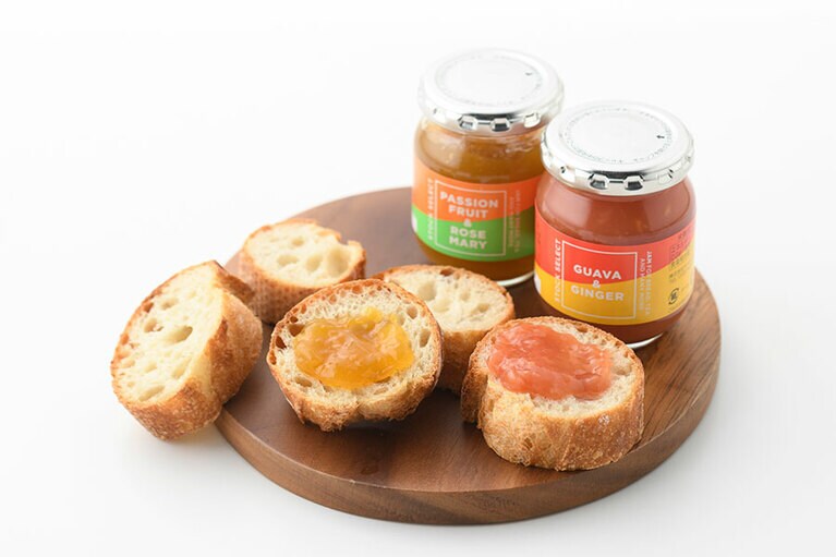 ストックセレクト 各265円(150g)。手前から：グアバ＆ジンジャージャム、パッションフルーツ＆ローズマリージャム。