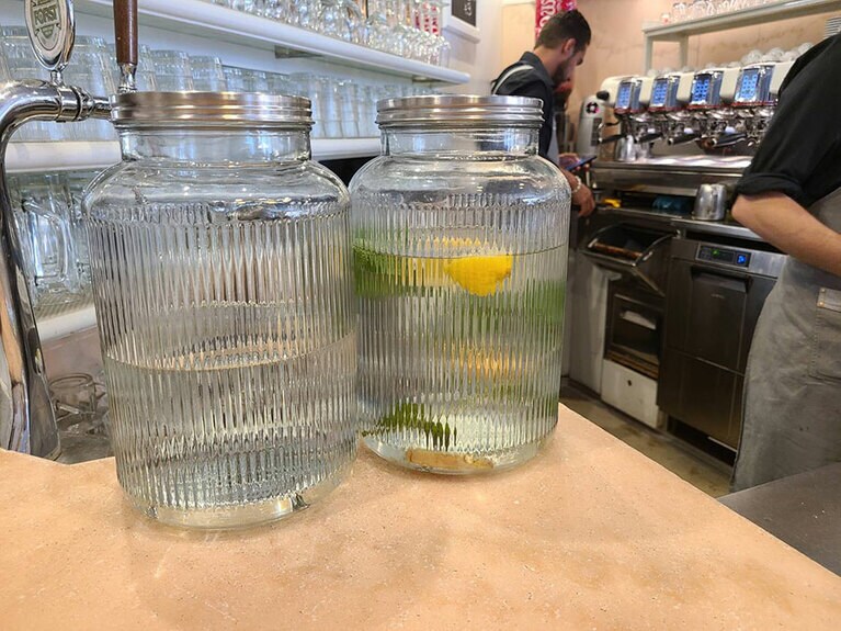 日本でもおしゃれなレストランで見かけますよね。