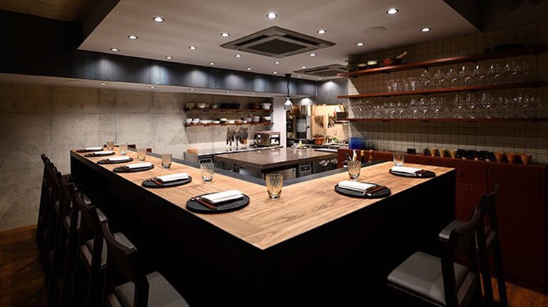 カウンターのほか、テーブル席もある。