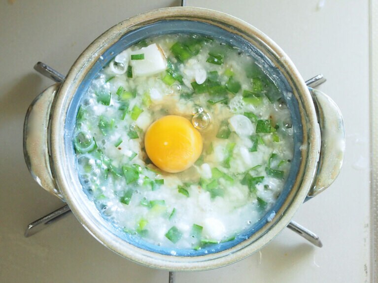 (6) 中心をくぼませて、卵を割り入れます。蓋をして白身が固まるまで、弱火で加熱します。