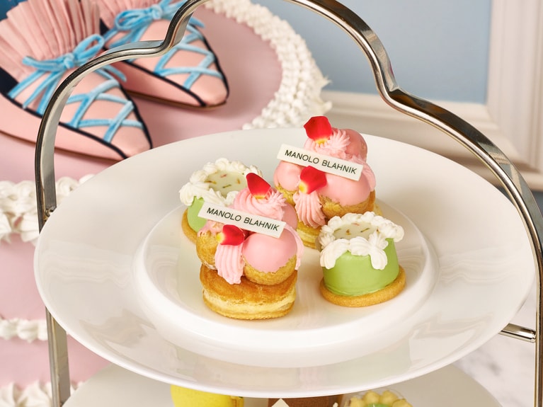 上段のスイーツプレートのイメージ。「ローズ サントノーレ」「シチリアレモンとピスタチオタルト」。