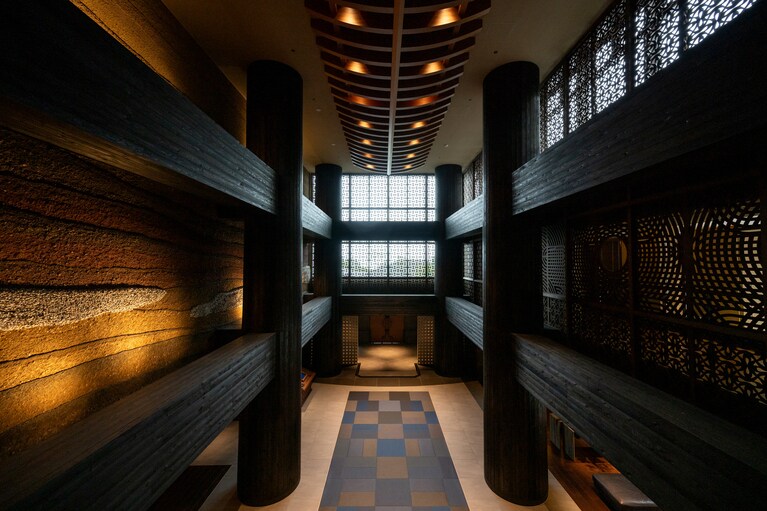 縄文とアイヌの美意識を豪壮な建築様式で表現したロビー・フロントエリア。久住章氏が手がけた「万歴継承壁」には、1万個以上の貝が埋め込まれています。