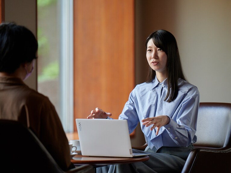 編集担当者と次回作についての打ち合わせ。「作品を読んでもらう時はドキドキしますが、つまらないものならつまらないと言っていただいたほうがありがたいです」