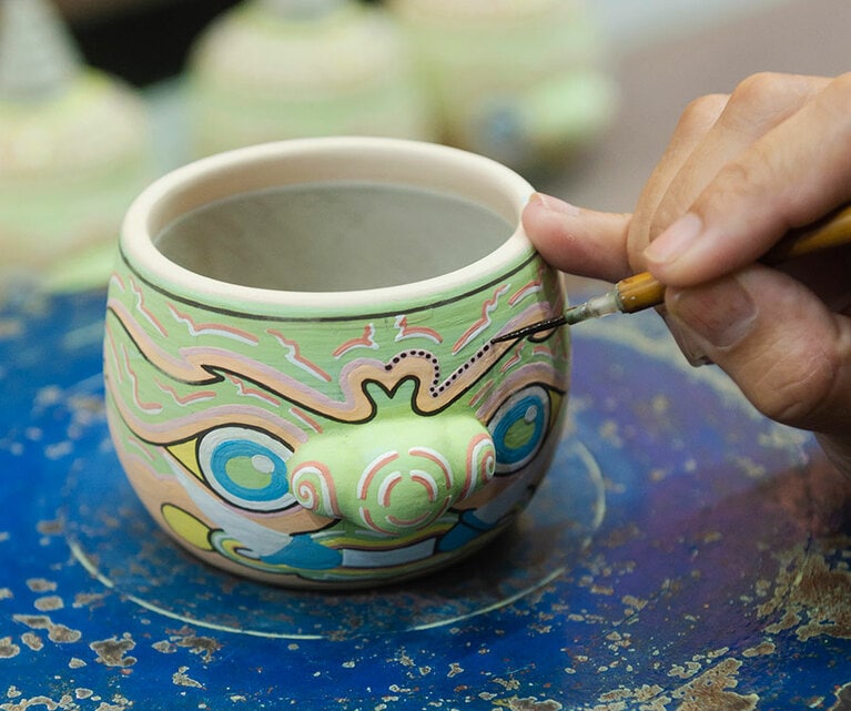 こちらの絵付けは、インドの神話に登場するハヌマーンがモチーフ。なお、工房は一般には非公開。