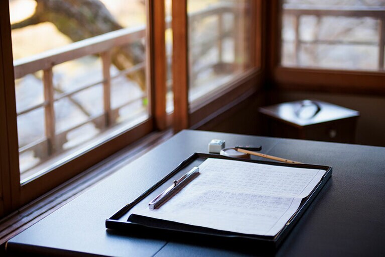 文字に集中することで、次第に心が鎮まり感覚が研ぎ澄まされていくのを感じる写経。