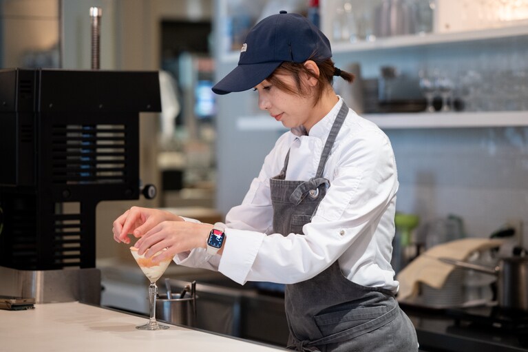 人気の桃パフェをどう構成するか、考え抜いたという。