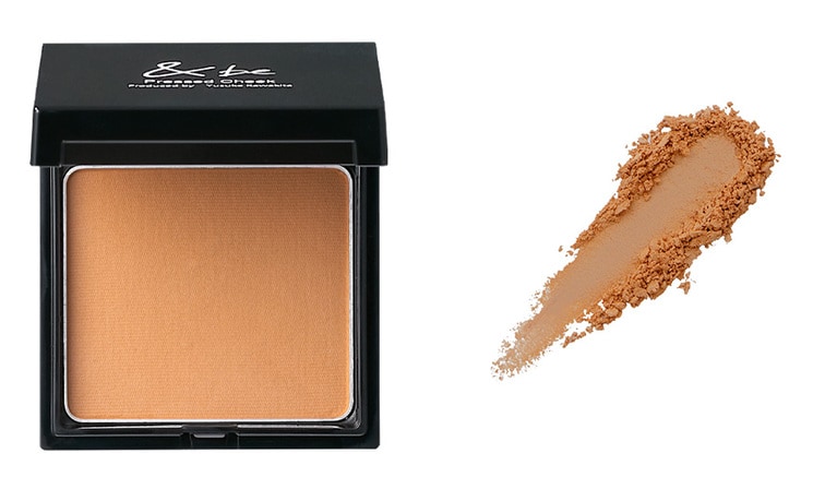 あえてパールを配合しないハーフマットな質感と透けるような発色で、ごく自然な立体感を引き出すチーク。シリコーンオイル、石油系界面活性剤、紫外線吸収剤、合成色素（タール系色素）、香料、合成酸化防止剤すべて不使用。石けんでオフできる点も便利。＆be プレストチーク シームレスベージュ 2,420円／Clue