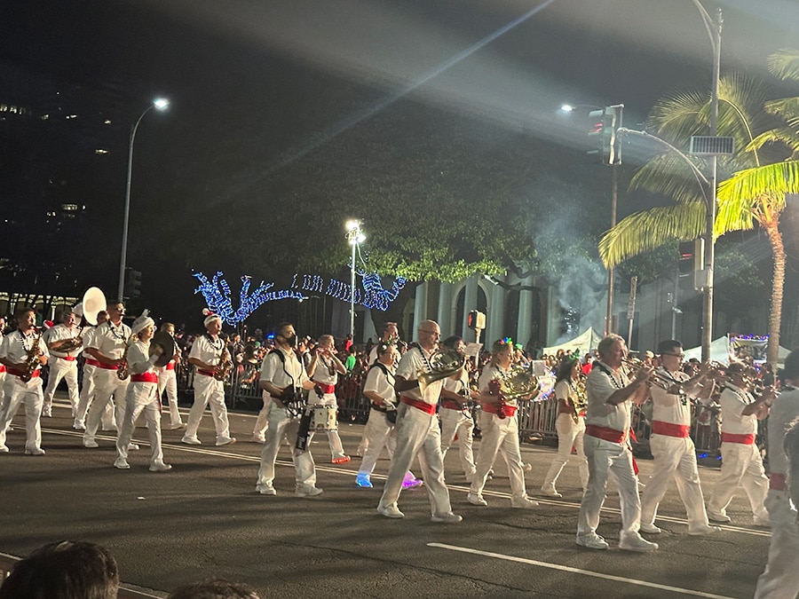 パレードで行進するロイヤルハワイアンバンド。