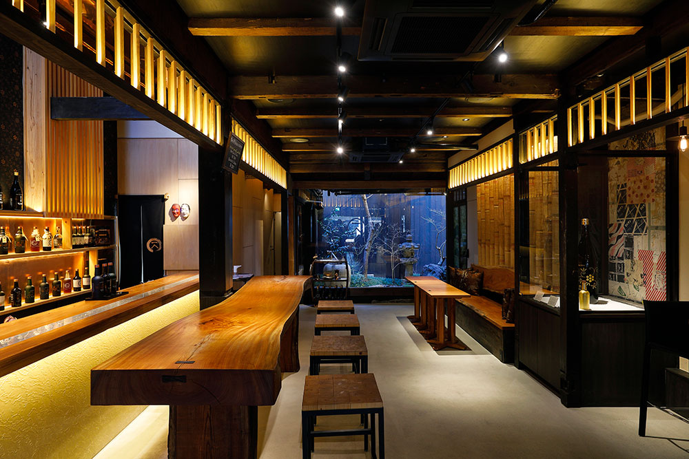 歴史ある町家を改装。土壁や梁などはできるだけ残した趣のある空間に。店内の欅の家具は、京都に工房を構える「森の工房in wood」のもの。1階にはショップもあり、オリジナルグッズや店舗限定商品などを販売。