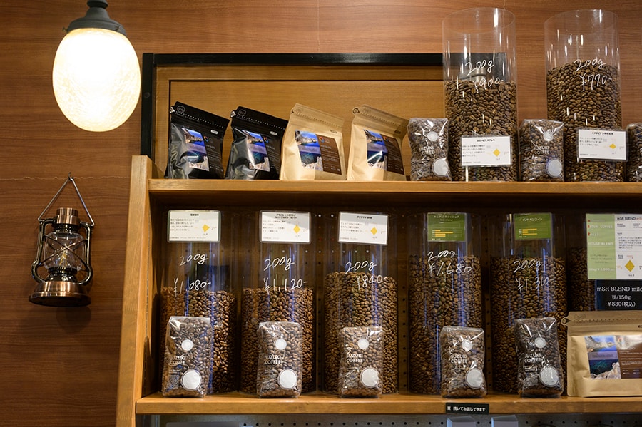 店内では各国のコーヒー豆だけでなく、雪室珈琲、厳選されたスペシャルティコーヒー、手軽におうちで飲めるオリジナルブレンドのドリップコーヒーも販売。
