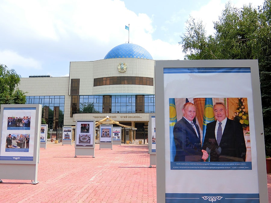 旧市街にある旧大統領官邸。現在はこの国の文化や大統領の功績を紹介する博物館となっている。カザフスタンは1990年からずっと大統領が変わらない。