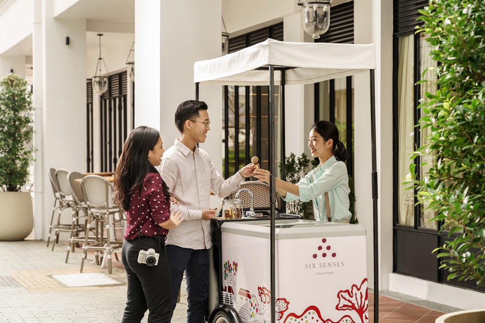 ホテルのコーナーにあるノスタルジックな三輪車のアイスクリームショップからは、ゲストへの無料サービスがある。