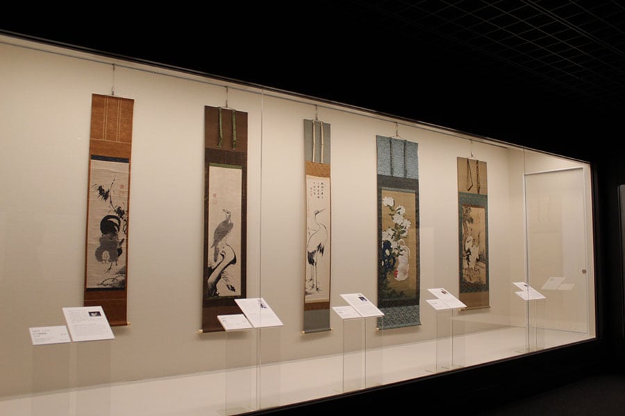 伊藤若冲の水墨画と彩色画、若冲が影響を受けた佚山(いつざん)の彩色画が並ぶ。前期の9/9まで展示。
