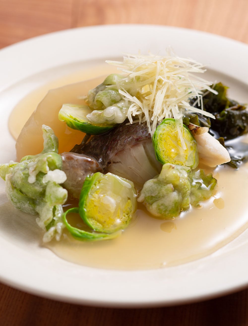 “MORI お魚のセット”2,600円のメインとなる魚料理は丹後の天然鯛の酒蒸し。内容は季節で変わる。