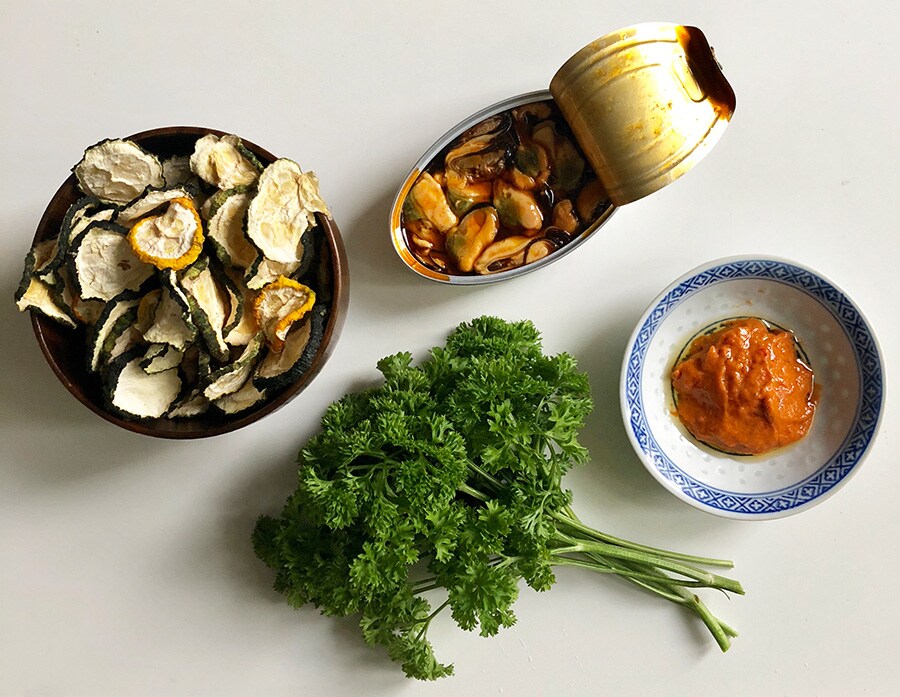 干しズッキーニと缶詰めムール貝のハリッサ炒めの材料